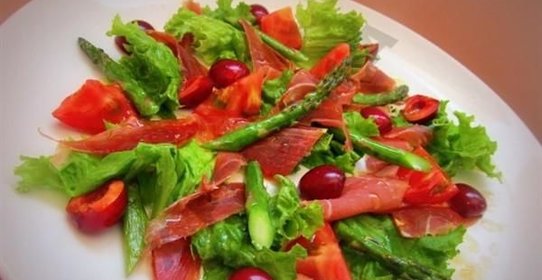 Салат с черешней и хамоном по испанским мотивам