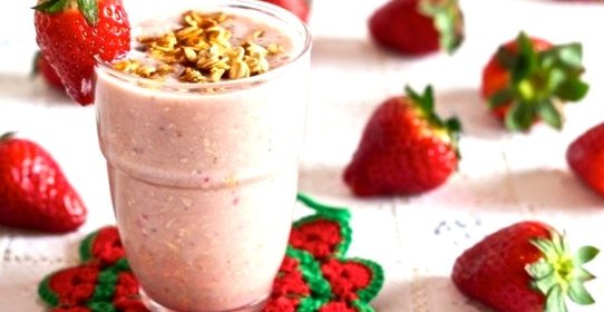 Овсяный смузи с бананами и клубникой