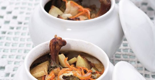 Утка с яблоками в горшочках