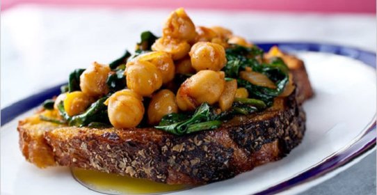 Брускетта с нутом и шпинатом