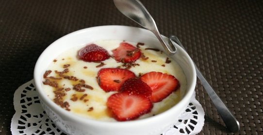 Манная каша с клубникой и шоколадом