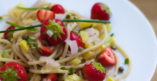 Спагетти с клубникой, ананасом и манго