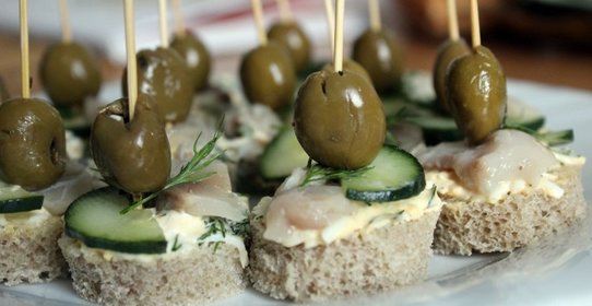 Канапе с маринованной скумбрией и яичной намазкой