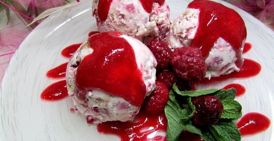 Семифредо из рикотты с малиной и миндальным печеньем