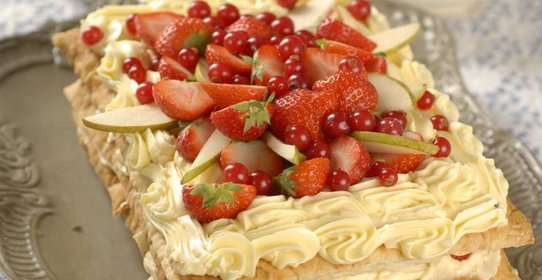 Фруктово-ягодный наполеон в мятном сиропе