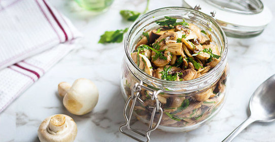 Грибы, маринованные с чесноком и петрушкой