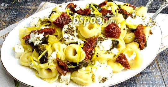 Тортеллини сырные с вялеными помидорами и шпинатом