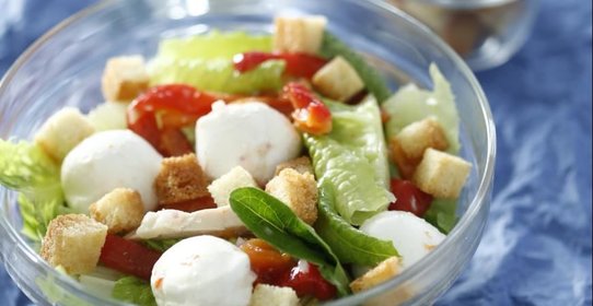 Салат с курицей и моцареллой