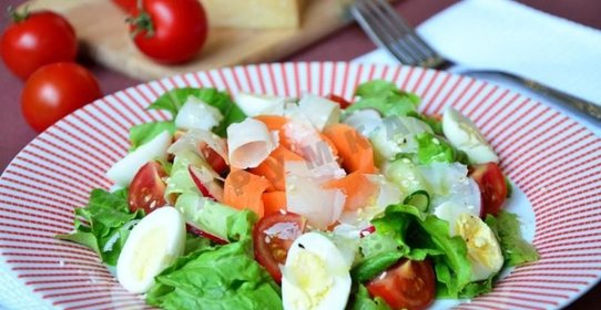 Овощной салат огурец помидор яйцо