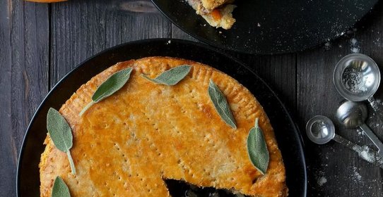 Пирог из сырного теста с говядиной и тыквой