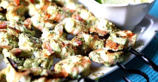 Шашлык из креветок с чили и тыквенными семечками