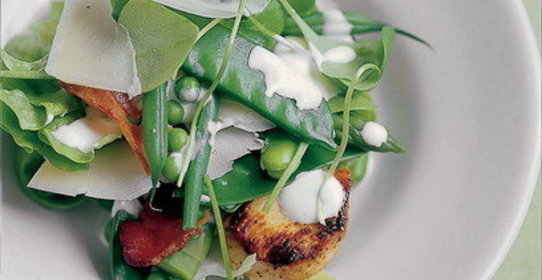 Весенний салат с цыпленком и беконом