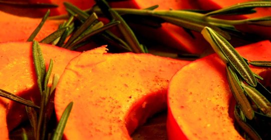 Печеная тыква с розмарином и морской солью
