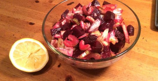 Февральский салат со свеклой и сельдереем