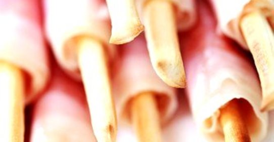 Хлебные палочки в ветчине