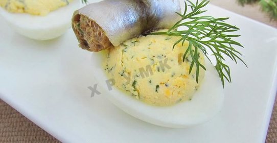 Фаршированные яйца с рулетиками из малосольной кильки