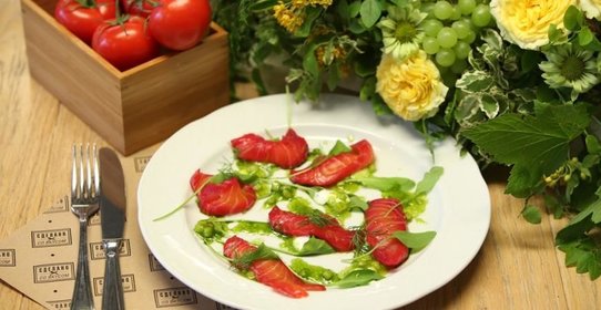 Форель, маринованная в бруснике и свёкле