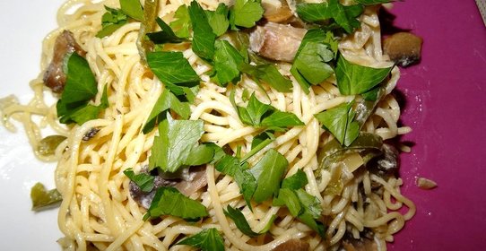 Спагетти с грибами и болгарским перцем
