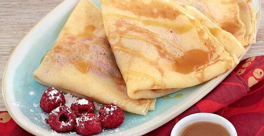 Блинчики с малиной и карамелью