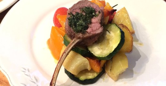 Бараньи котлеты с тушеными овощами и мятным соусом