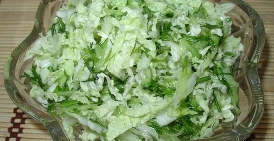 Салат из капусты с зеленым луком и укропом