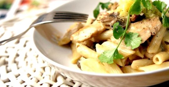 Паста жареная с куриным филе и имбирем