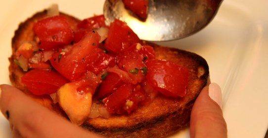 Брускетта с помидорами