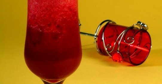 Газированный клюквенный пунш с ягодным льдом