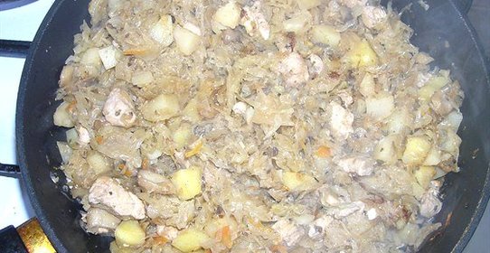 Картошка, тушеная с квашеной капустой и курицей