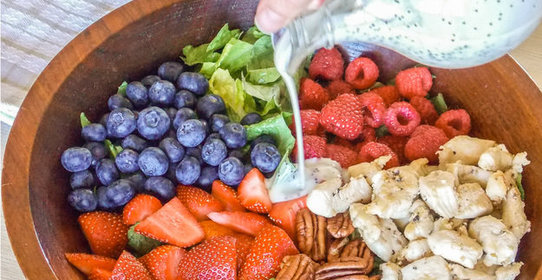 Американский ягодный салат с курицей