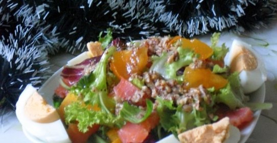 Салат с семгой и хурмой