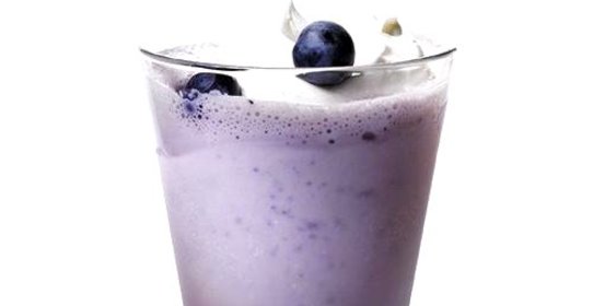 Молочный коктейль с черникой