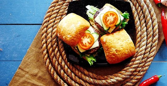 Бургер из мраморной говядины в чиабатте