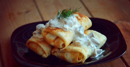 Блины с картофельным пюре и селедочным соусом