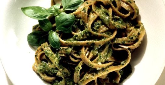 Паста с соусом песто из рукколы и грецких орехов