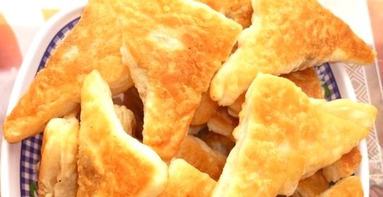 Пирожки из слоеного теста с куриной начинкой
