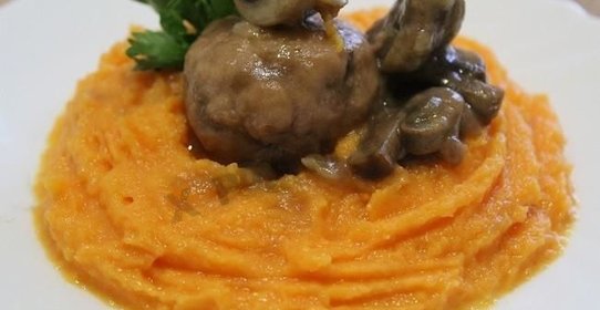 Тефтели с тыквенным пюре под соусом из шампиньонов и лесных грибов