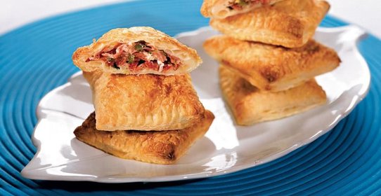 Пирожки с луком, сыром и ветчиной