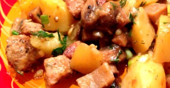 Тушеная свинина с шампиньонами и картофелем
