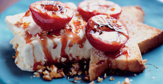 Медовое мороженое с амаретто и сливы с пралине и сиропом из красного вина