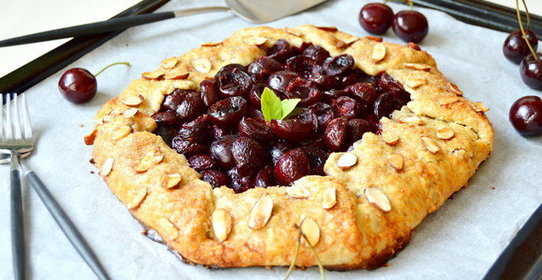 Открытый пирог с вишней