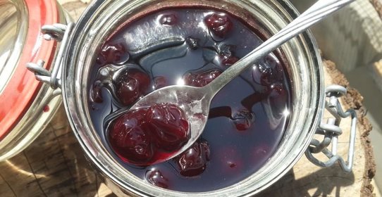 Вишнёвое варенье на базиликовом сиропе