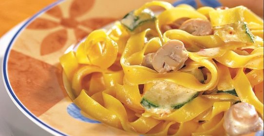 Тальятелле под сливочным соусом с цуккини и грибами