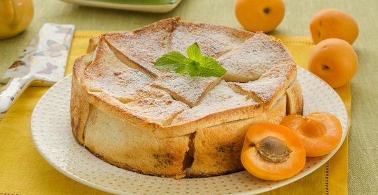 Шарлотка абрикосовая