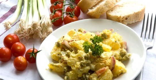 Картофельный салат с горошком и кинзой