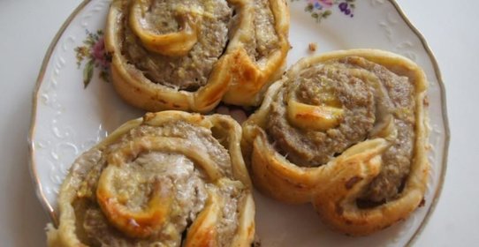 Рулетики из слоеного теста с фаршем