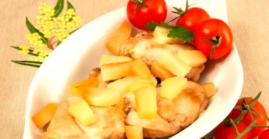 Курица, тушенная с ананасом