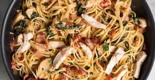 Паста с курицей, беконом и шпинатом