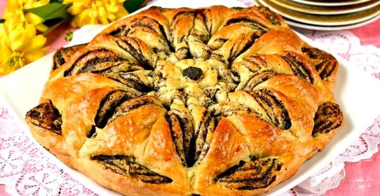 Плетёный пирог с маком и яблоками