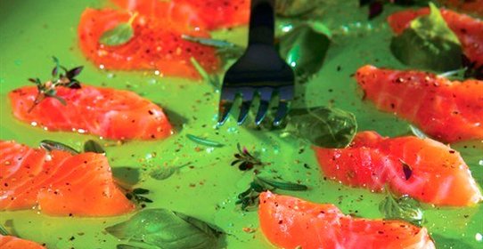 Маринованный лосось с оливковым маслом и свежими травами